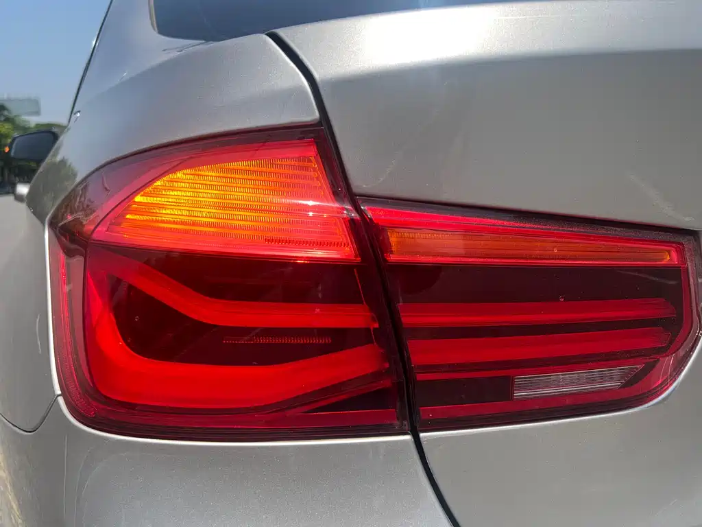 BMW 3 Series 2017 — фото 22