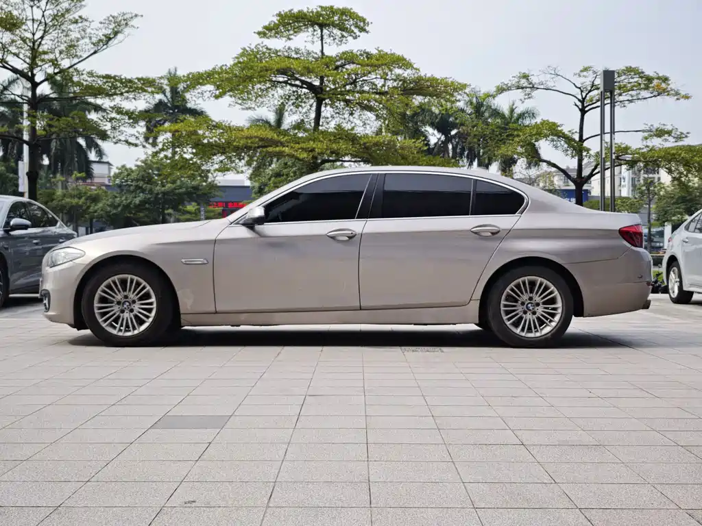 BMW 5 Series 2015 — фото 14