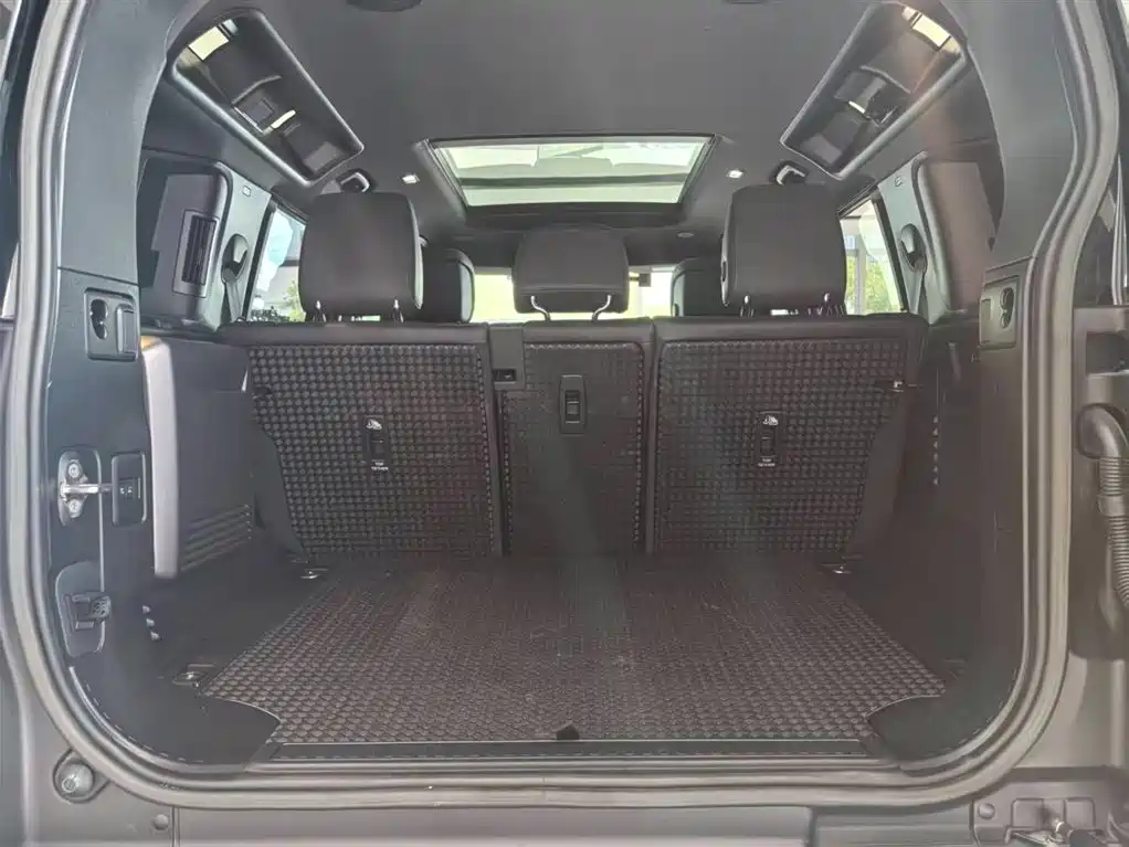 Land Rover Defender 2023 — фото 17