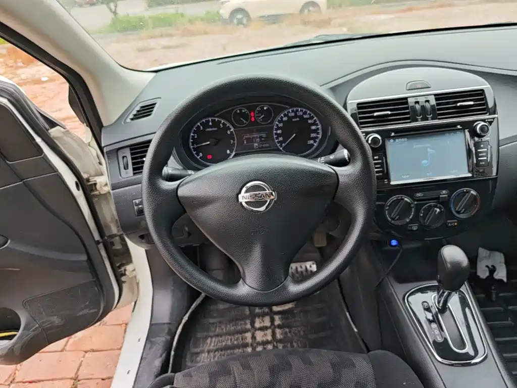 Nissan Tiida 2015 — фото 11