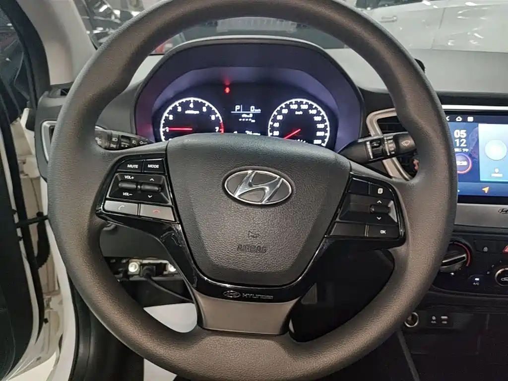 Hyundai Verna 2017 — фото 11