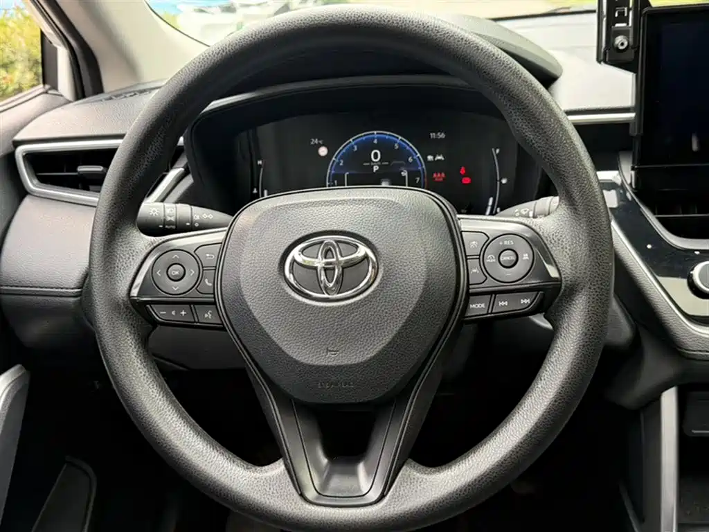 Toyota Corolla Cross 2023 — фото 15