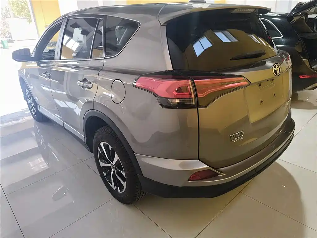 Toyota RAV4 2017 — фото 23