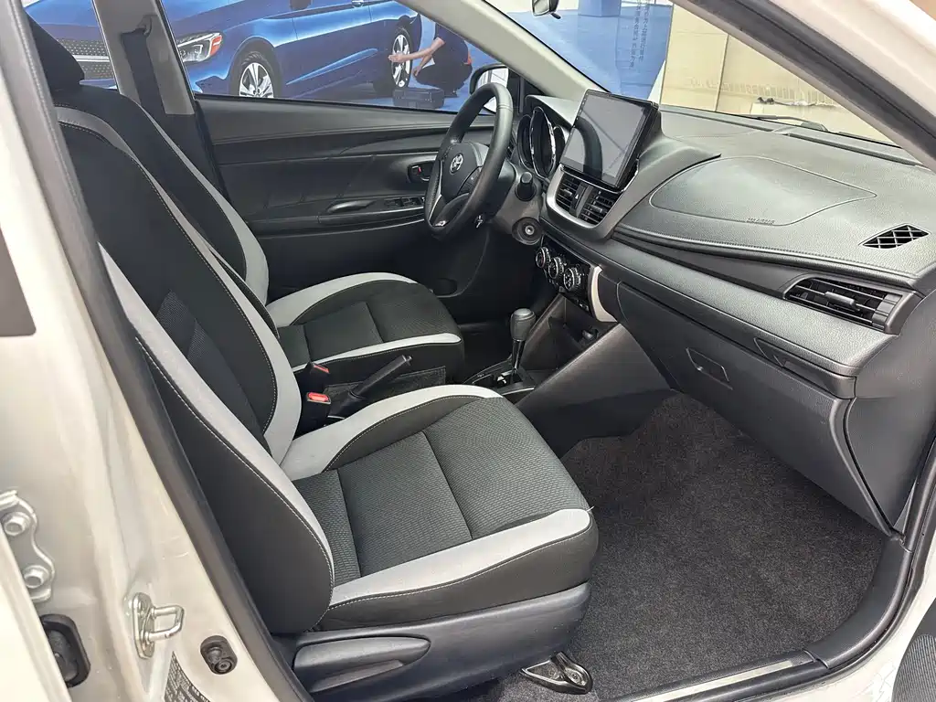 Toyota Yaris L 2022 — фото 10