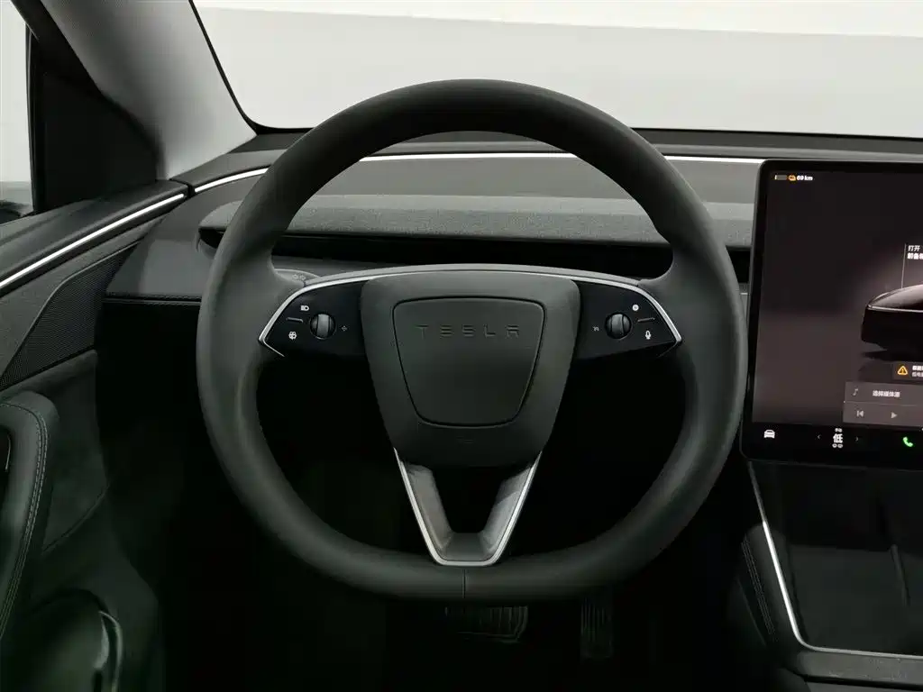 Tesla Model Y 2025 — фото 11
