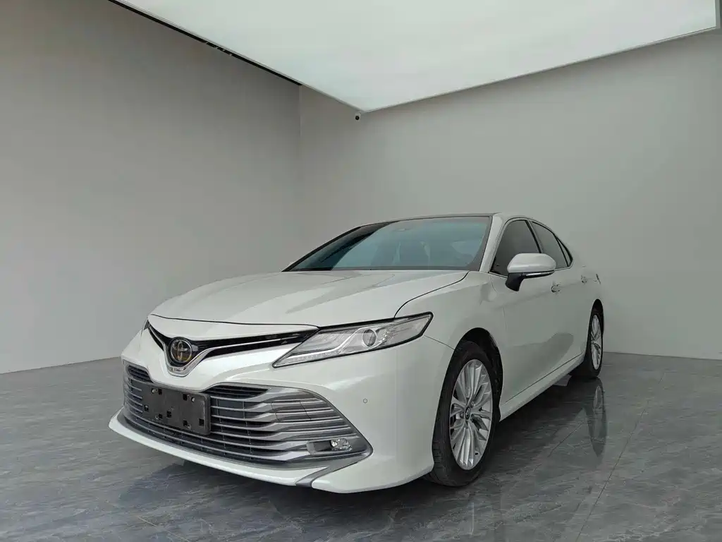 Toyota Camry 2020 — фото 1