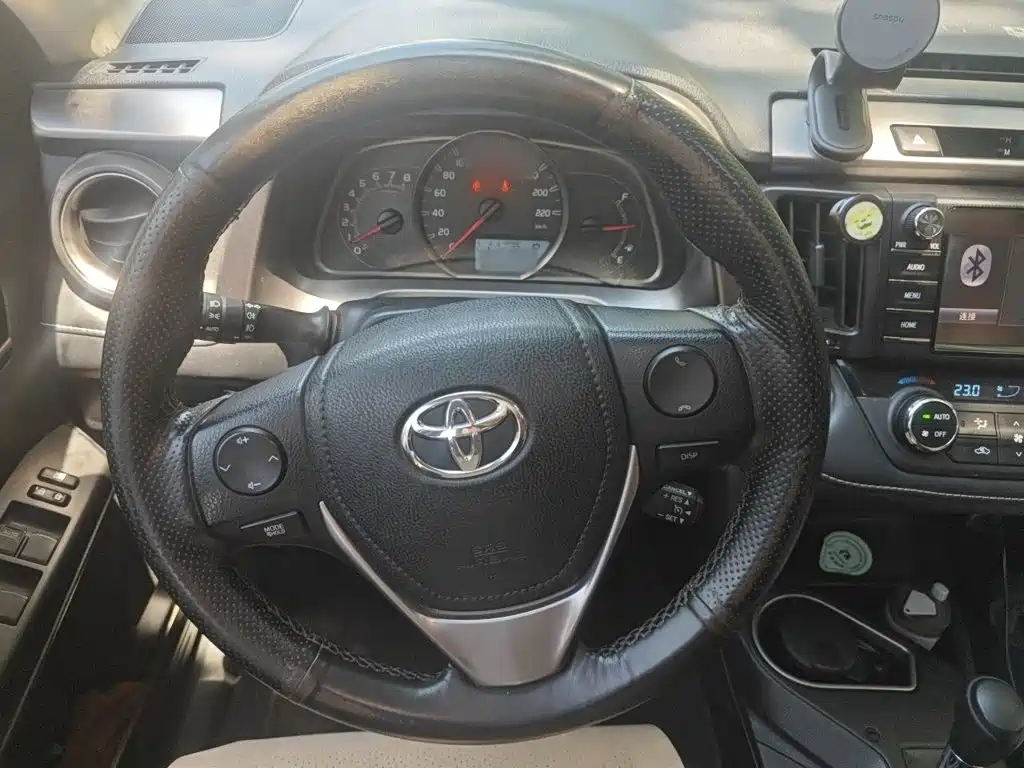 Toyota RAV4 2017 — фото 3