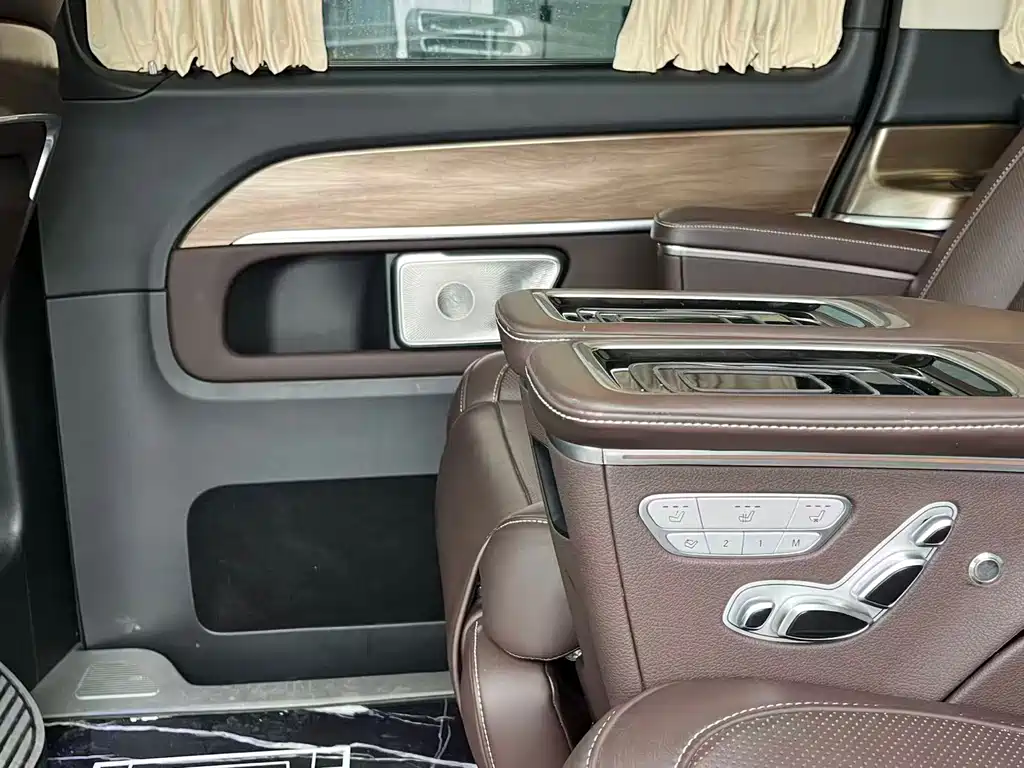 Mercedes-Benz V-Class 2023 — фото 8