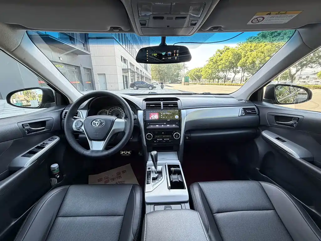 Toyota Camry 2015 — фото 10