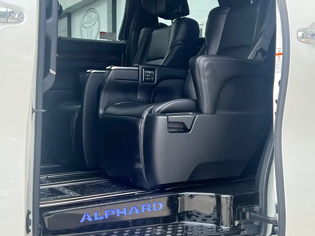 Toyota Alphard 2018 — фото 10