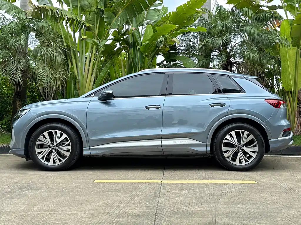 Audi Q4 e-tron 2025 — фото 3
