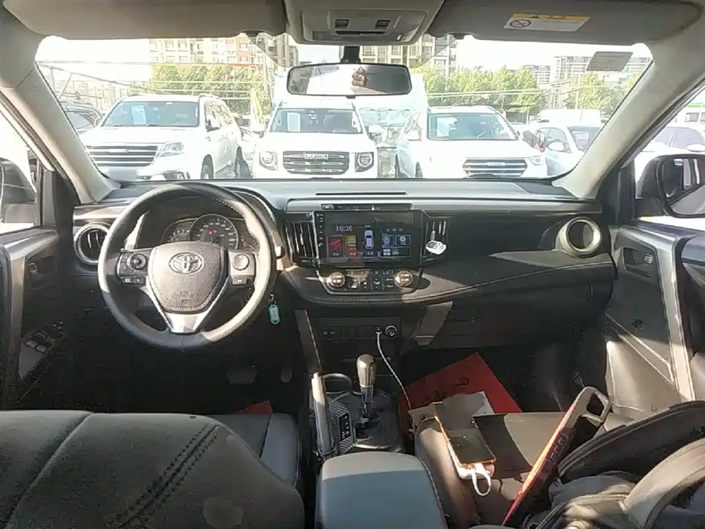 Toyota RAV4 2015 — фото 10