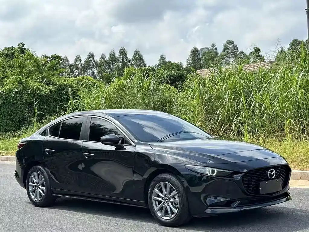Mazda 3 Axela 2022 — фото 3