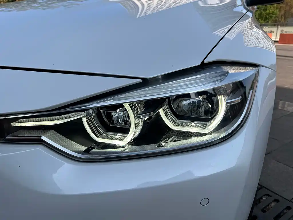 BMW 3 Series 2018 — фото 31