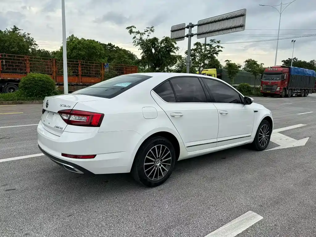 Skoda Octavia 2017 — фото 7