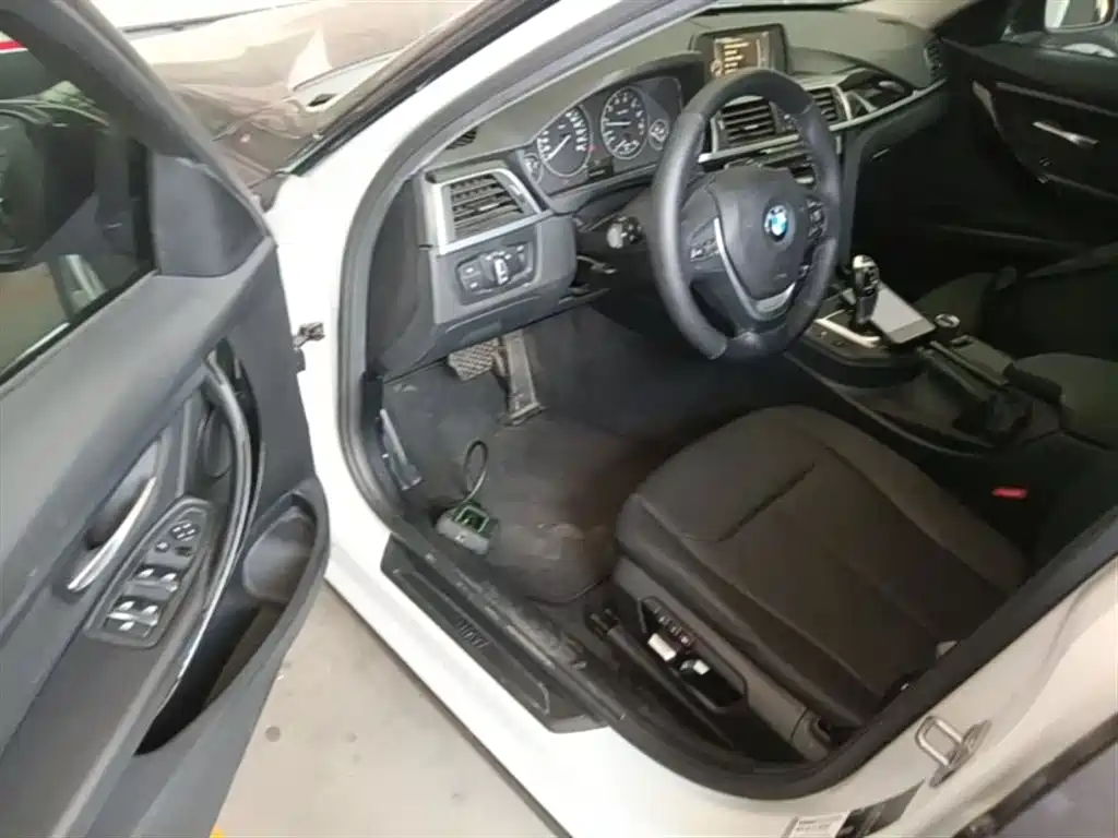 BMW 3 Series 2017 — фото 16