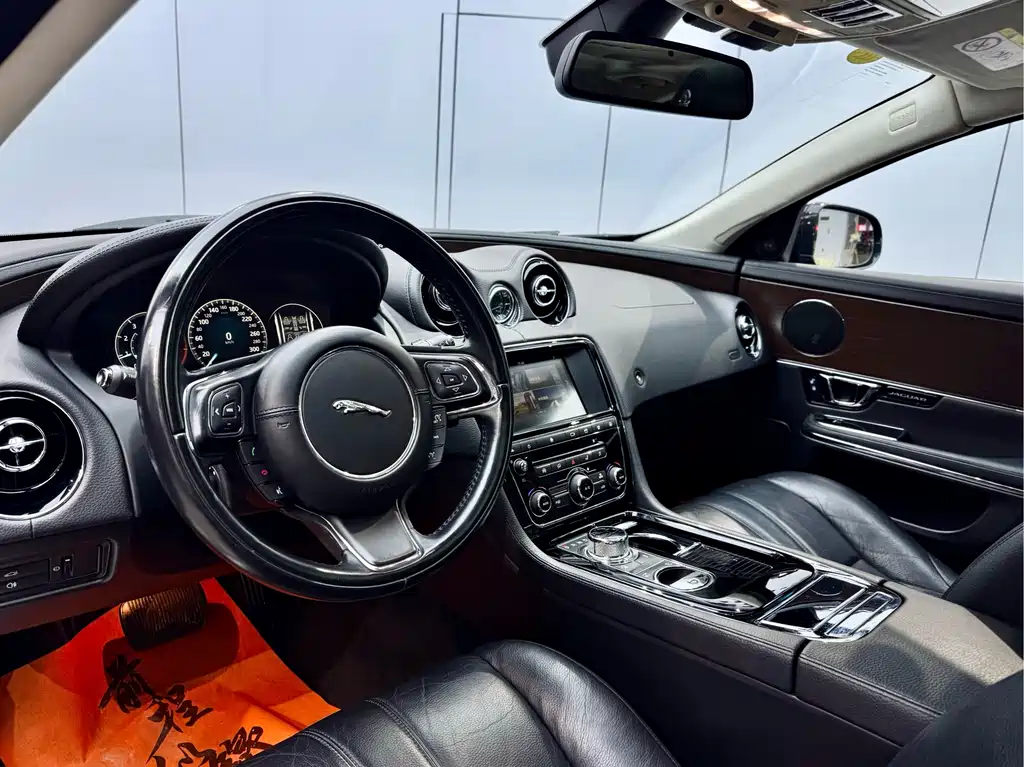 Jaguar XJ 2016 — фото 8