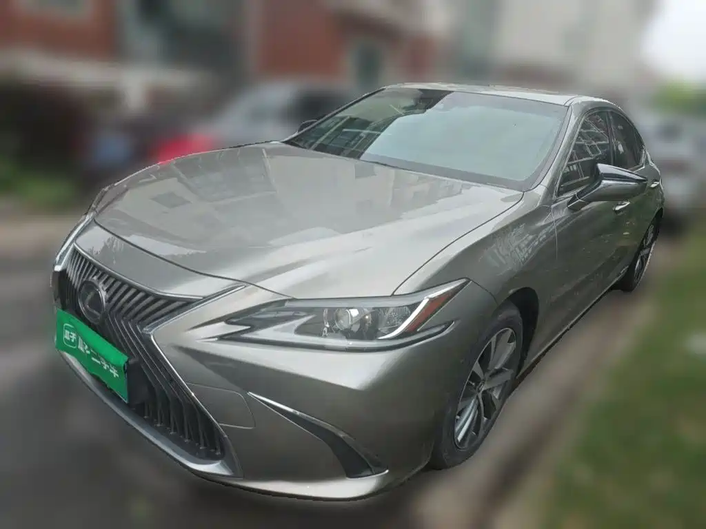 Lexus ES 2019 — фото 1