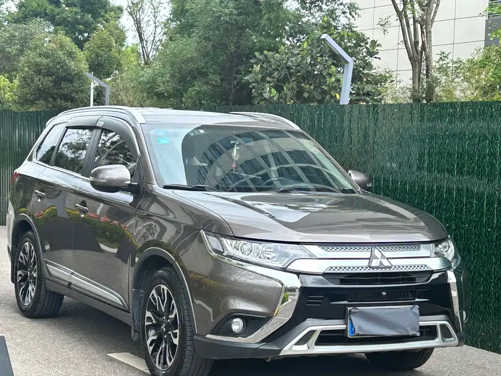 Mitsubishi Outlander 2019 — фото 3
