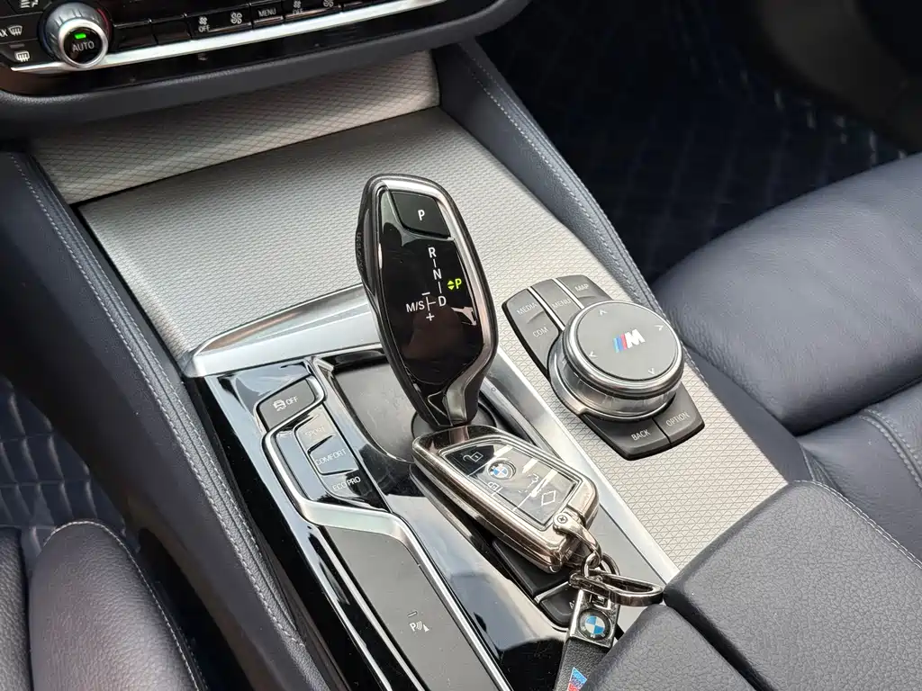 BMW 5 Series 2018 — фото 8