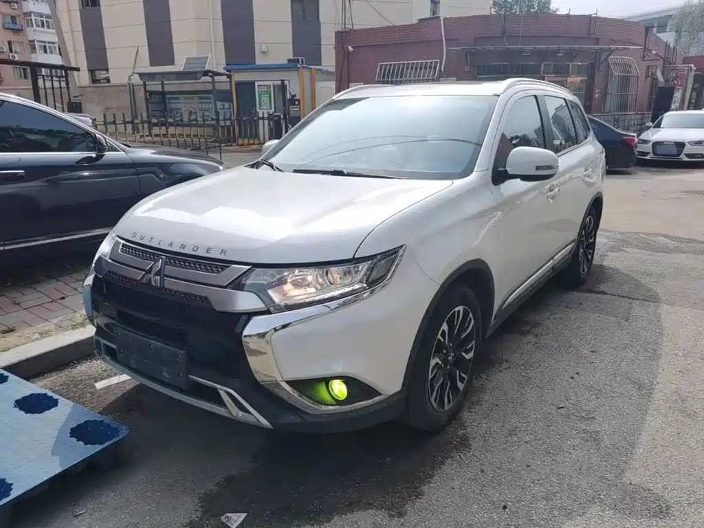 Mitsubishi Outlander 2020 — фото 2