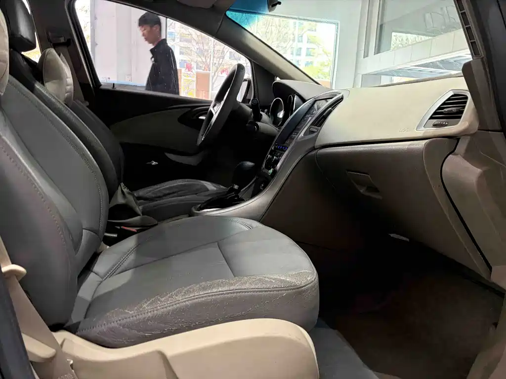 Buick Excelle 2015 — фото 26