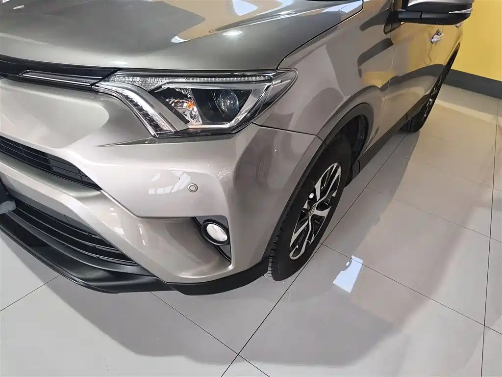 Toyota RAV4 2017 — фото 18