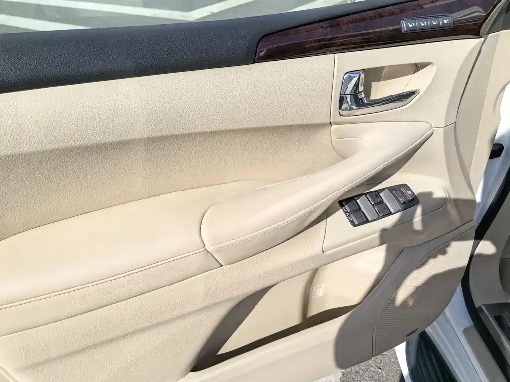 Lexus LX 2010 — фото 10
