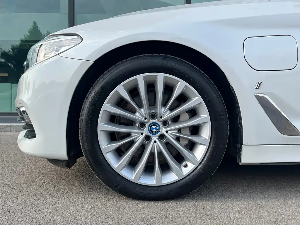 BMW 5 Series New Energy 2019 — фото 4