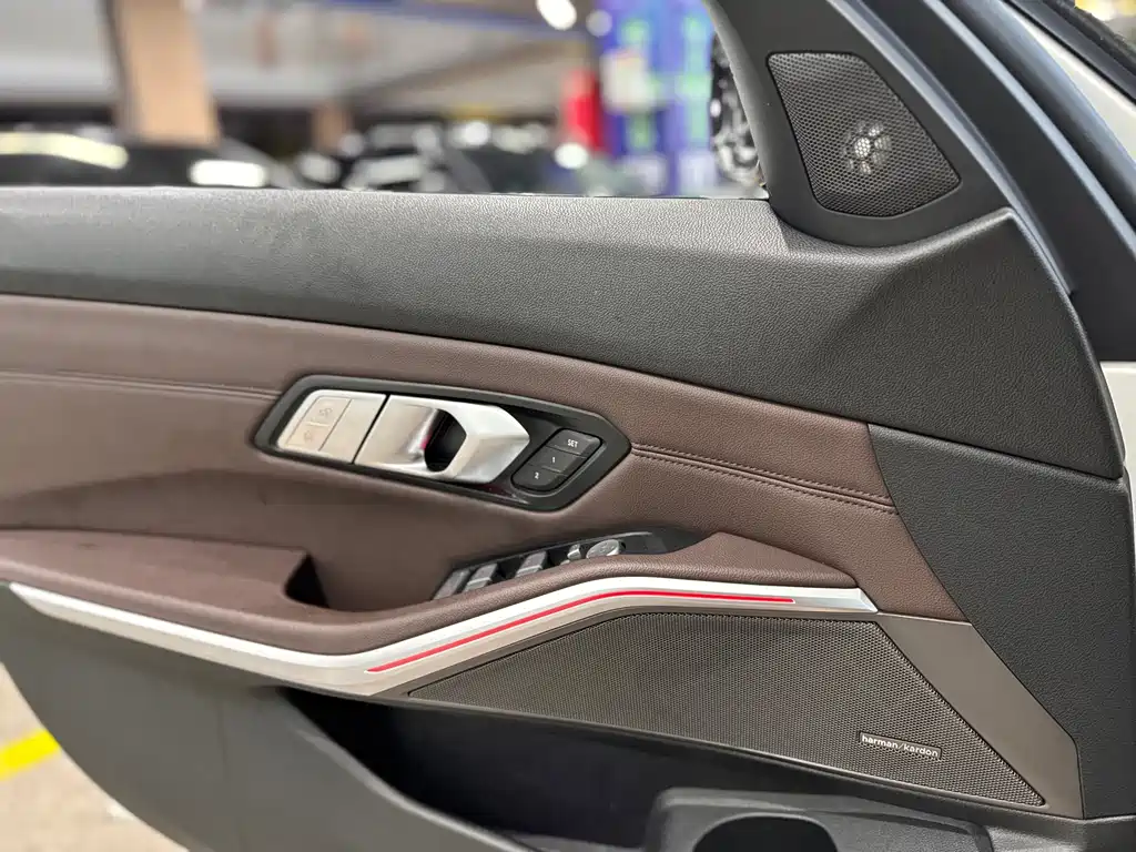 BMW 3 Series 2019 — фото 24