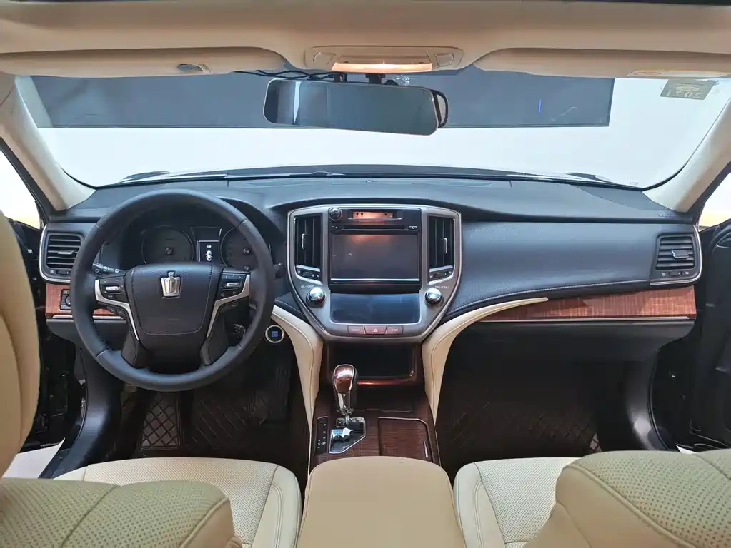 Toyota Crown 2017 — фото 13
