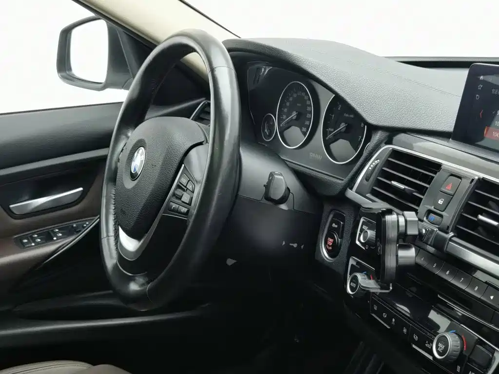 BMW 3 Series 2018 — фото 22