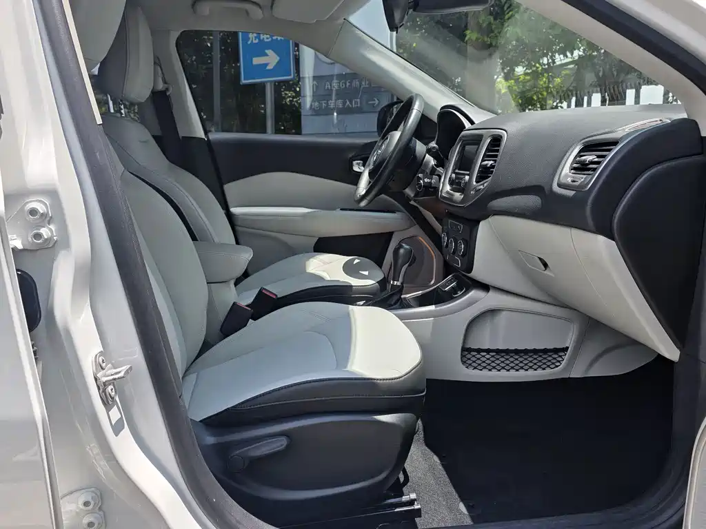 Jeep Compass 2017 — фото 11