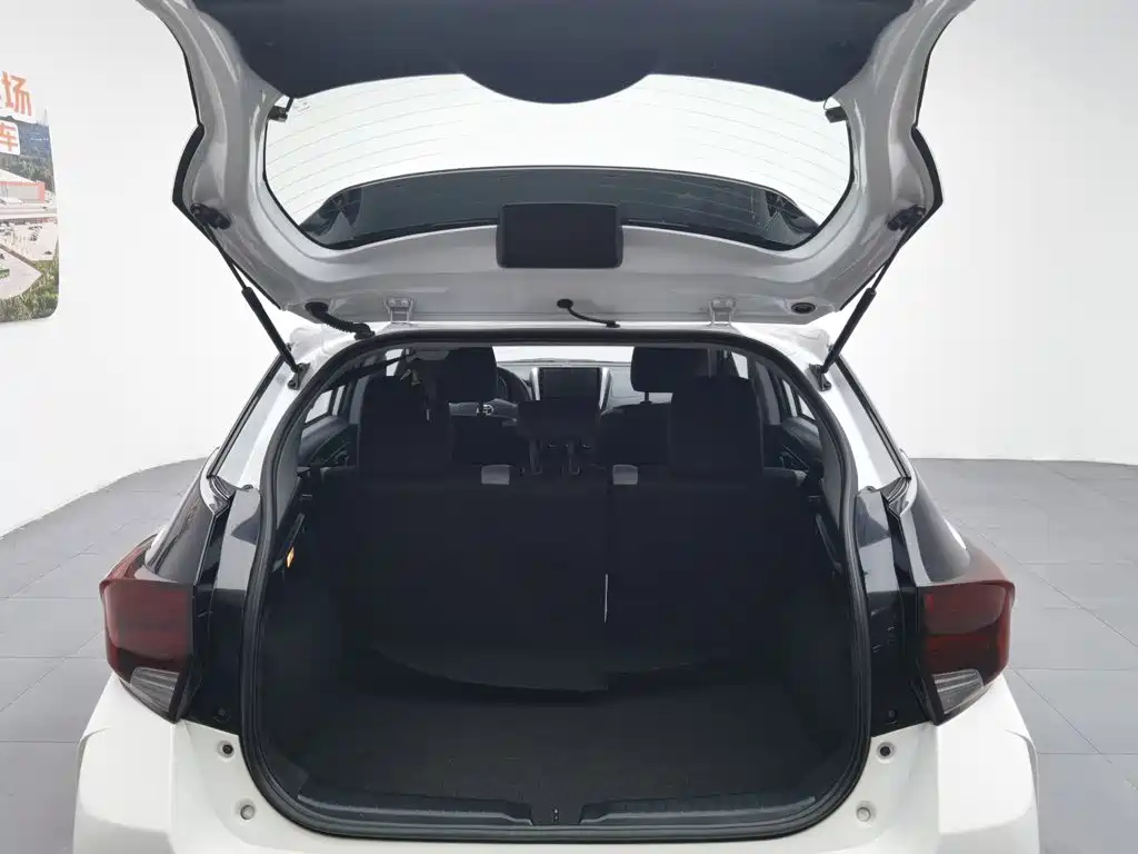 Toyota Yaris L 2020 — фото 16