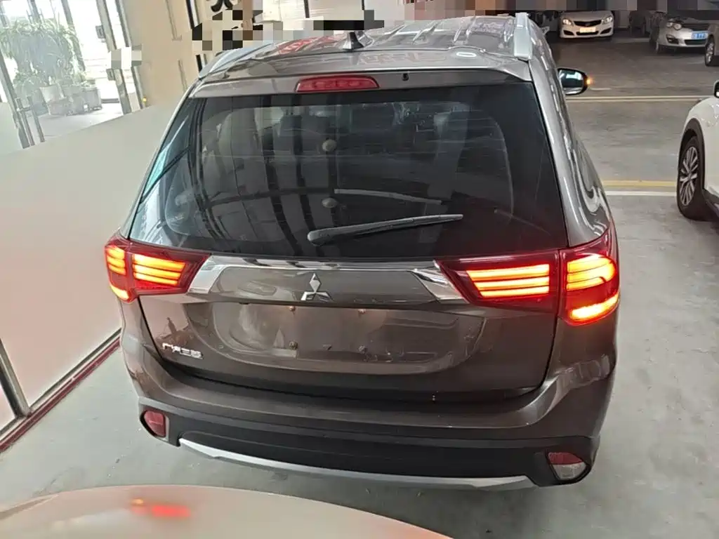 Mitsubishi Outlander 2018 — фото 6