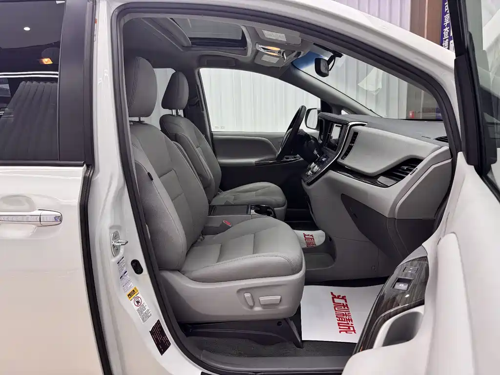 Toyota Sienna 2017 — фото 17
