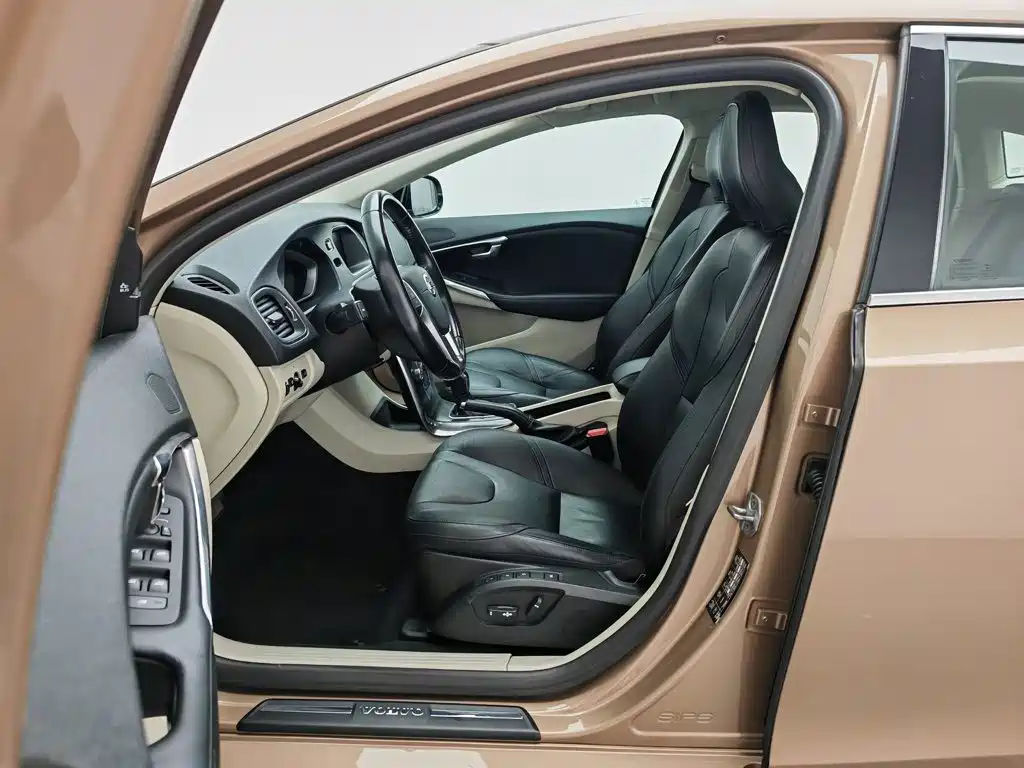 Volvo V40 2015 — фото 10