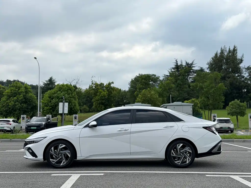 Hyundai Elantra 2025