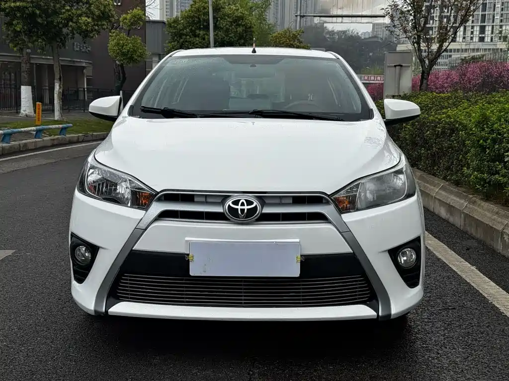Toyota Yaris L 2015 — фото 2