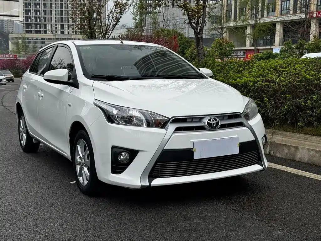 Toyota Yaris L 2015 — фото 3