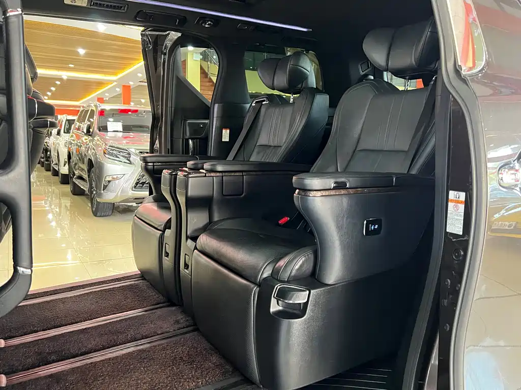 Toyota Alphard 2018 — фото 13