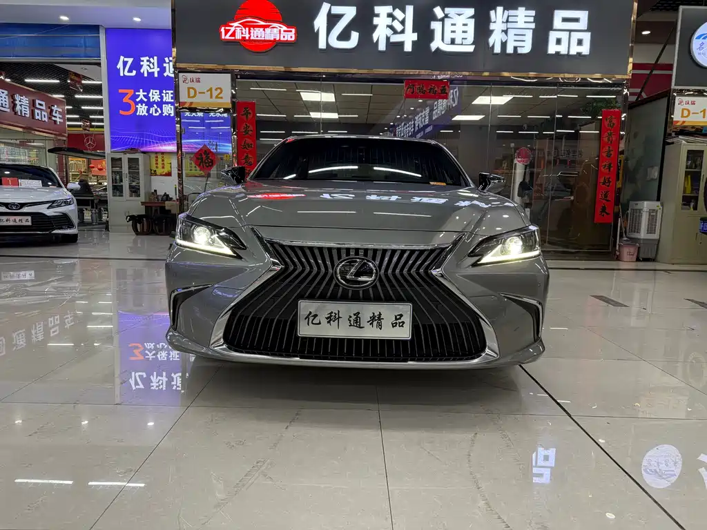 Lexus ES 2019 — фото 1