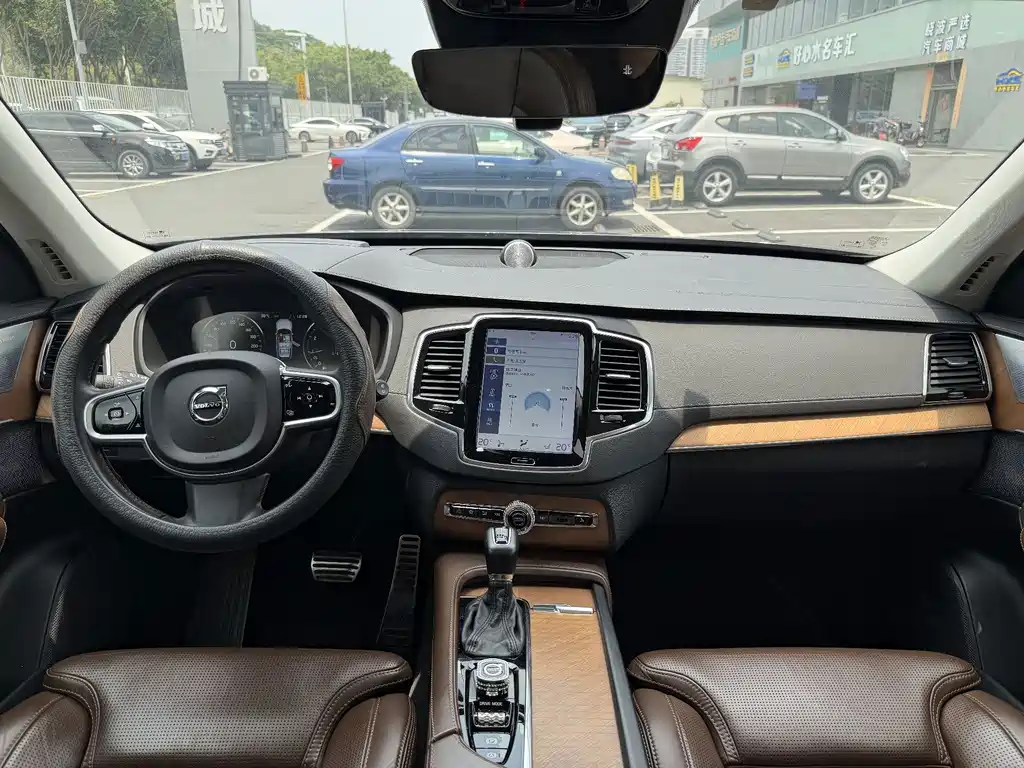 Volvo XC90 2018 — фото 14