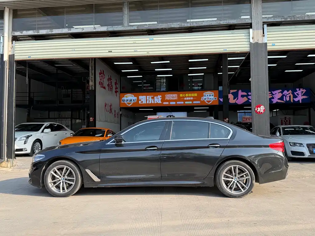 BMW 5 Series 2018 — фото 12
