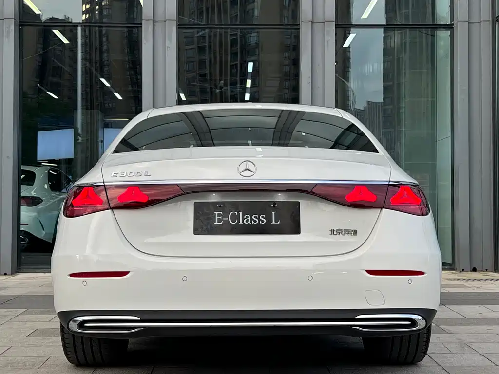 Mercedes-Benz E-Class 2025 — фото 11