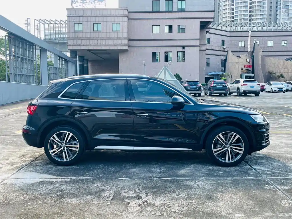 Audi Q5L 2020 — фото 24