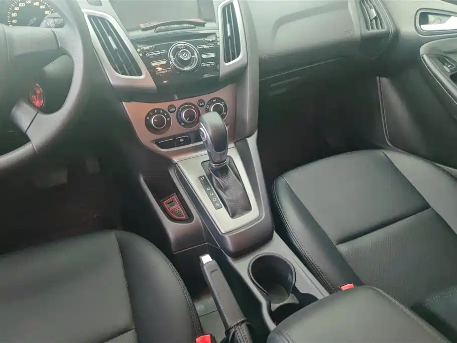 Ford Focus 2014 — фото 16
