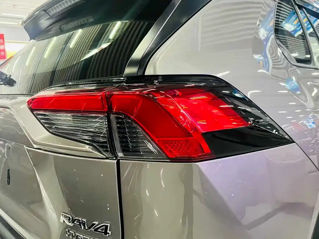 Toyota RAV4 2021 — фото 13