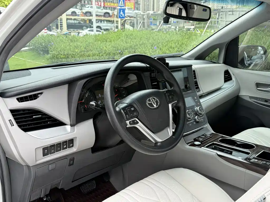 Toyota Sienna 2017 — фото 19