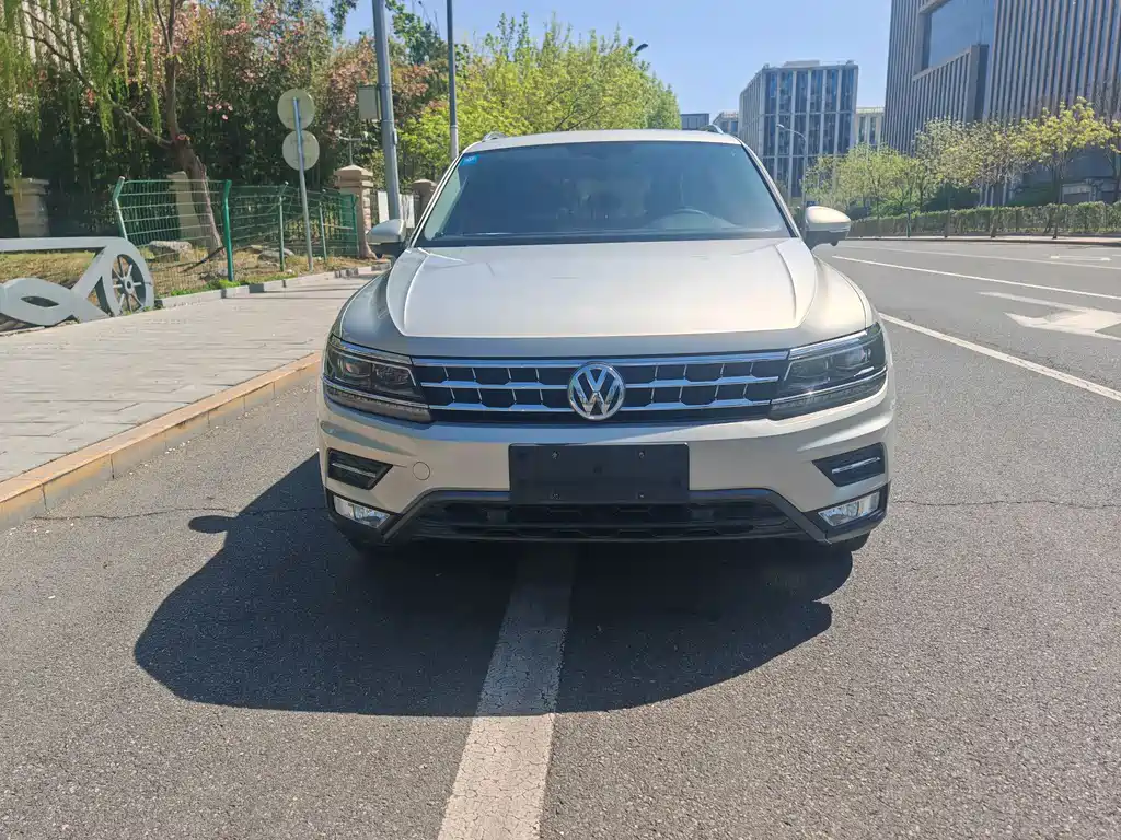 Volkswagen Tiguan L 2017 — фото 2